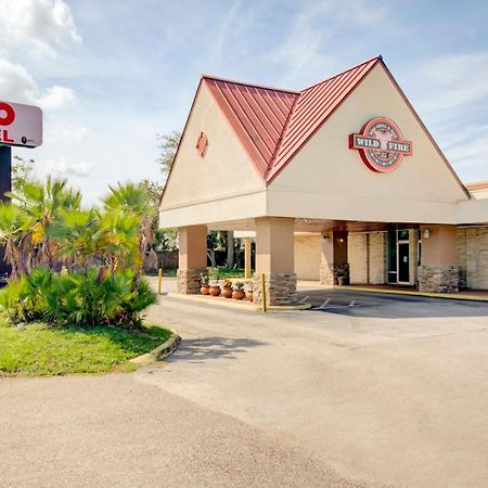 Oyo Hotel Dundee By Crystal Lake Kültér fotó