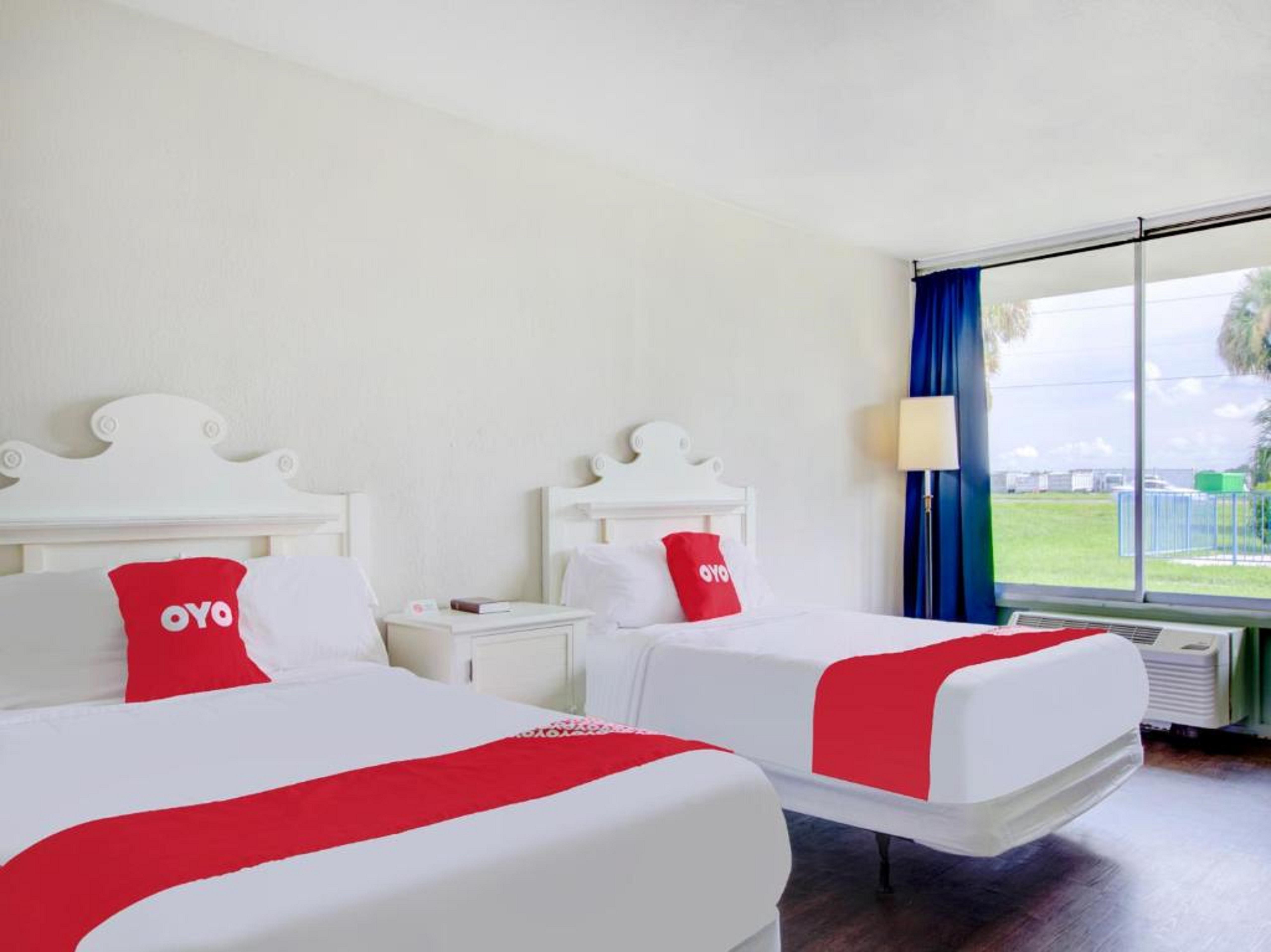 Oyo Hotel Dundee By Crystal Lake Kültér fotó